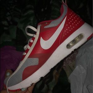 Nike air tavas in red